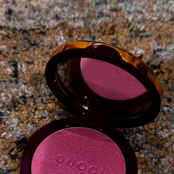 06, Limited-Edition Gucci Glow Highlighter Powder - Picture 5 of 5